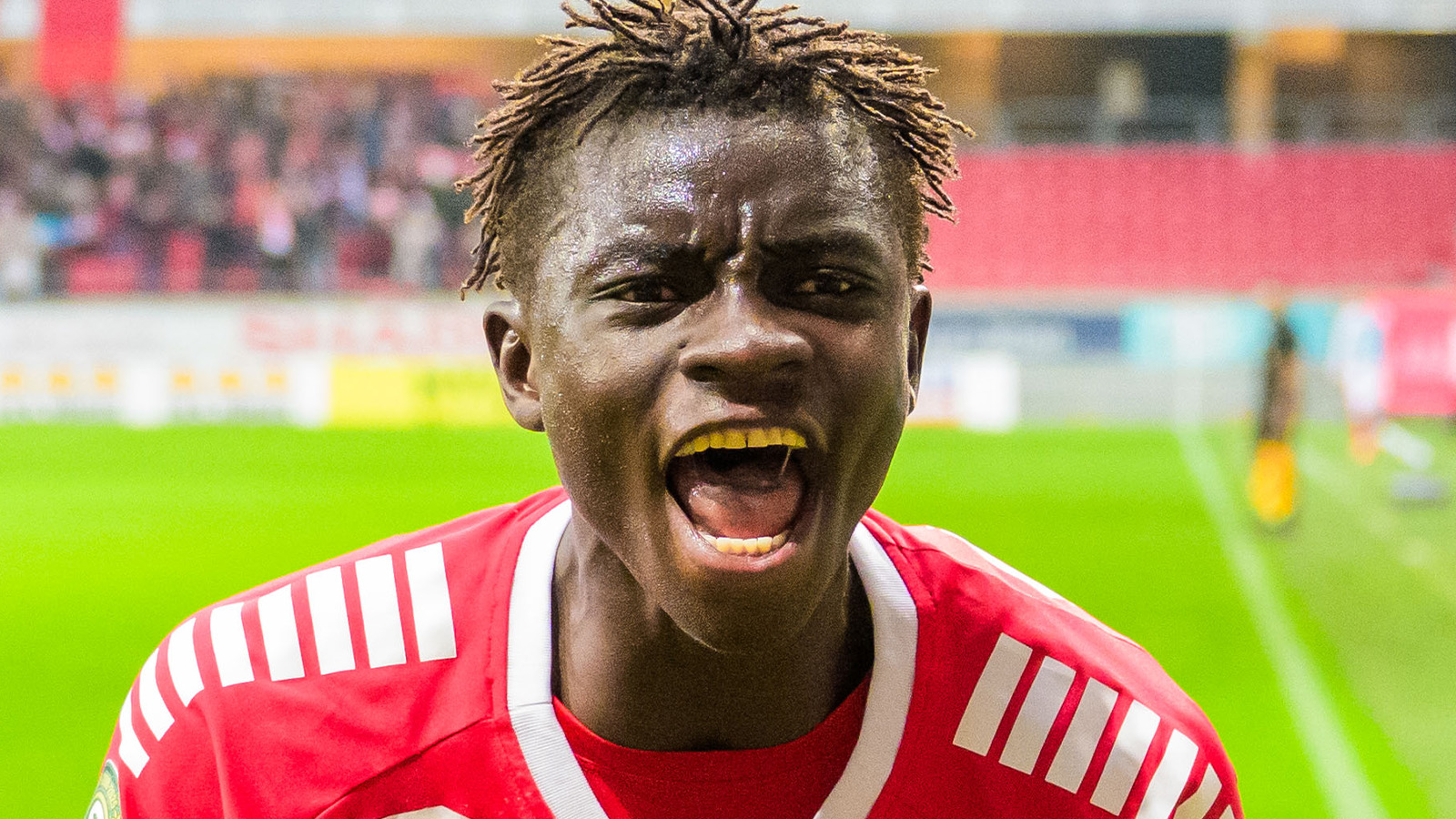 251108 Kalmars Gibril Sosseh jublar efter 1-1 under fotbollsmatchen i Superettan mellan Kalmar och Falkenberg den 8 november 2025 i Kalmar.