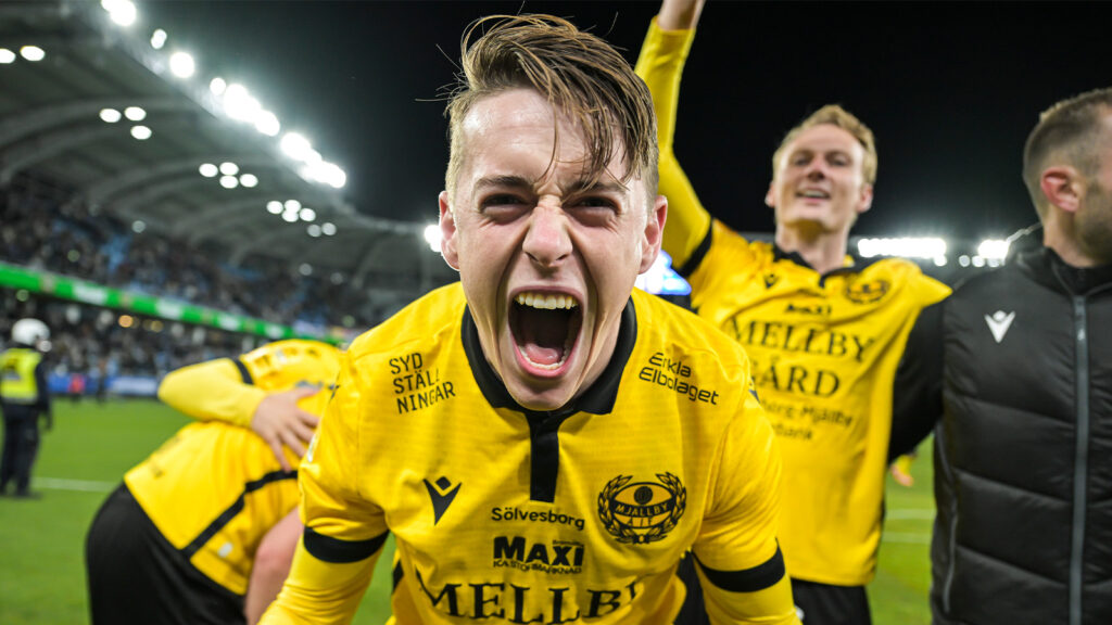 251020 Mjällbys Elliot Stroud jublar efter fotbollsmatchen i Allsvenskan mellan IFK Göteborg och Mjällby den 20 oktober 2025 i Göteborg.
