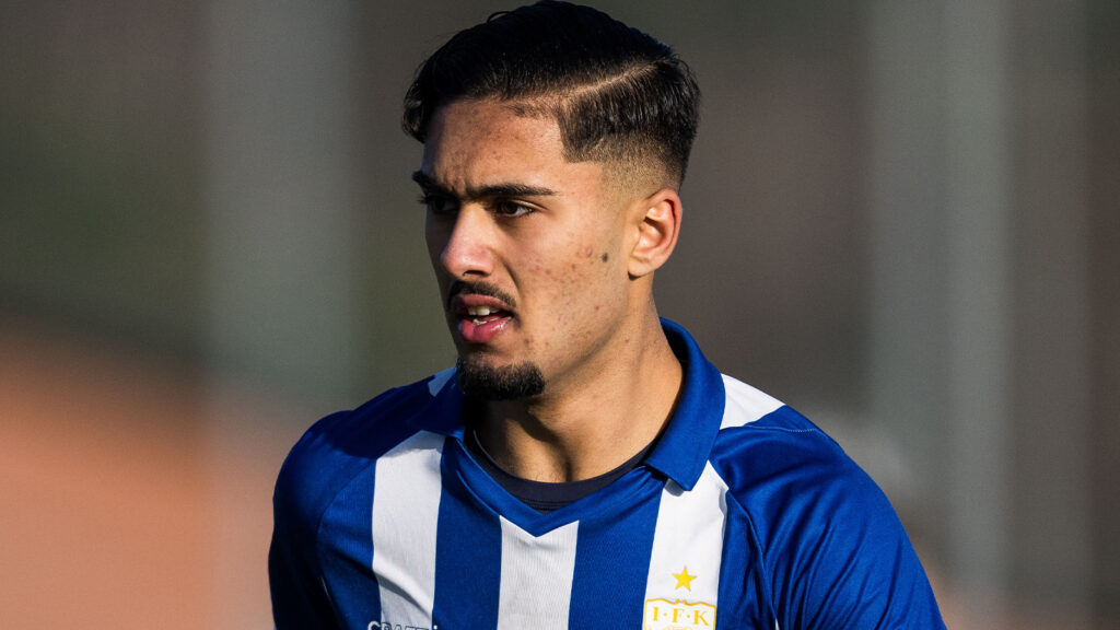 241102 IFK Göteborgs Haydar Sultan under finalen i P16 Allsvenskan mellan IFK Göteborg och Mjällby den 2 november 2024 i Göteborg.