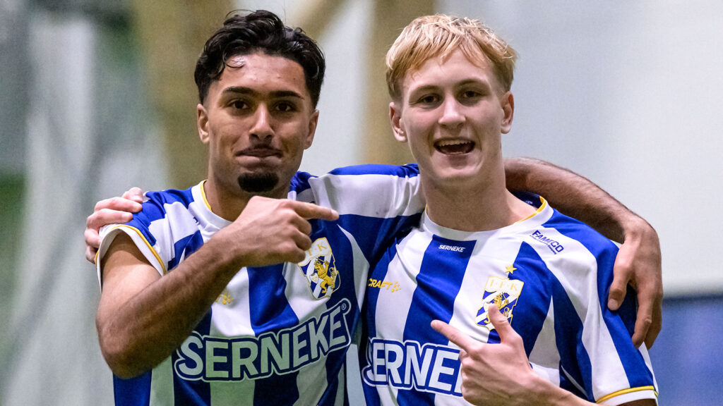 251203 IFK Göteborgs Haydar Sultan och Markus Jarl jublar efter 0-2 under fotbollsmatchen i Skandinaviska Mästerskapen mellan Brommapojkarna och IFK Göteborg den 3 december 2025 i Borås.