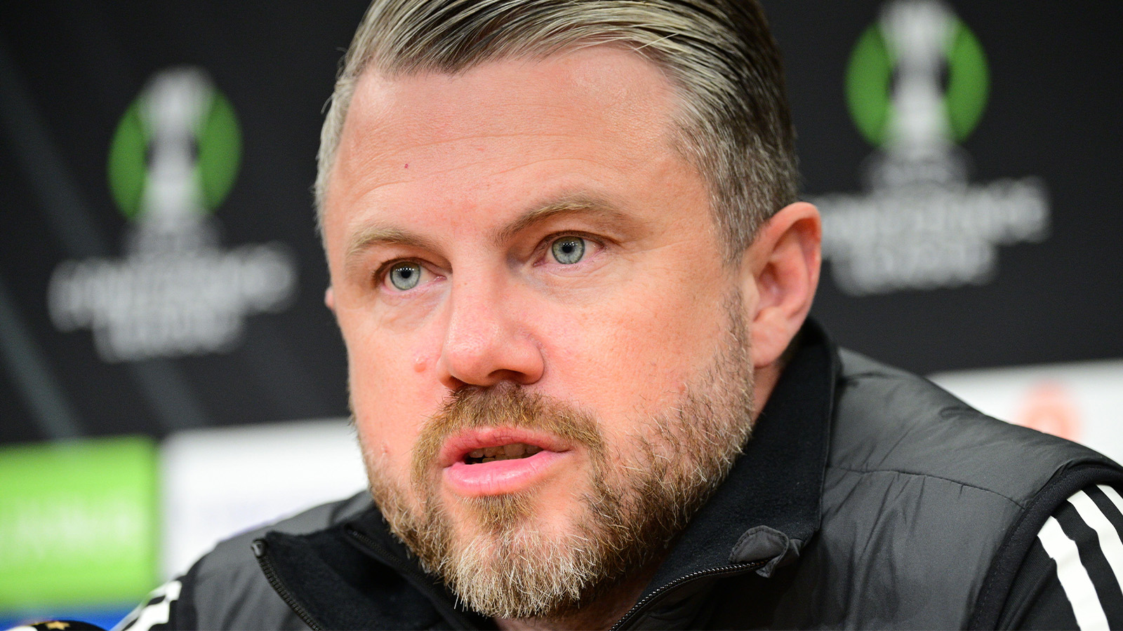 Prag, Tjeckien. 17 dec, 2025. FC Aberdeens tränare Jimmy Thelin deltar i en presskonferens inför UEFA Conference League, sista matchen i den 6:e omgången: AC Sparta Praha mot FC Aberdeen, i Prag, Tjeckien, den 17 december 2025.