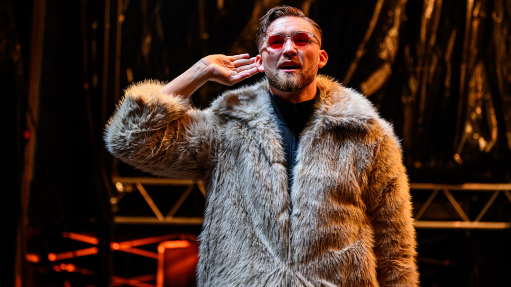 251109 Mjällbys målvakt Noel Törnqvist jublar på scen vid ett firande arrangerat av Sölvesborg kommun den 9 november 2025 i Sölvesborg.