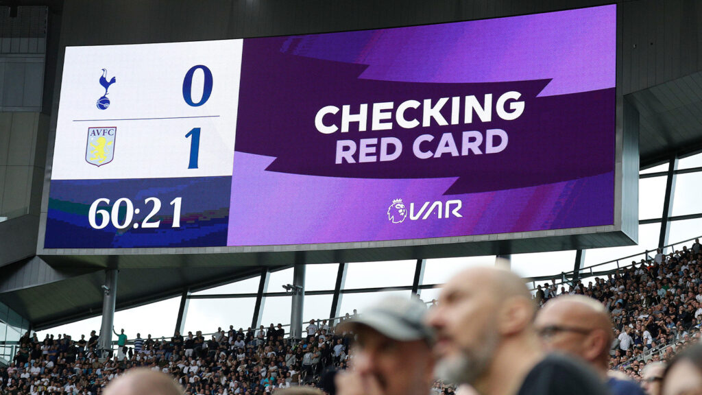 London, Storbritannien. 10 augusti 2019. Engelska Premier League-fotboll, Tottenham Hotspur mot Aston Villa; Premier League VAR kontrollerar rött kort för en tackling.