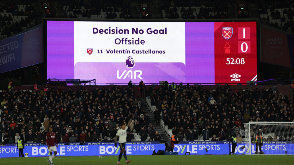 London, Storbritannien. 6 januari 2026. En skärm inne i stadion visar VAR-beslutet om offside och inget mål mot West Ham United under Premier League-matchen mellan West Ham United och Nottingham Forest på London Stadium, London, England, den 7 januari 2026.