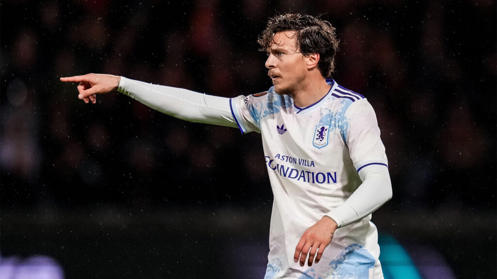 Victor Lindelöf från Aston Villa gestikulerar under UEFA Europa League 2025/26 gruppspelsmatch MD3 mellan Go Ahead Eagles och Aston Villa FC på Stadion De Adelaarshorst den 23 oktober 2025 i Deventer, Nederländerna.
