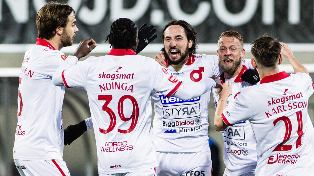 251109 Degerfors Dijan Vukojevic jublar med Juhani Pikkarainen, Philippe Ndinga Ossiabadjouo, Daniel Sundgren och Kazper Karlsson efter 0-1 under fotbollsmatchen i Allsvenskan mellan Brommapojkarna och Degerfors den 9 november 2025 i Stockholm.
