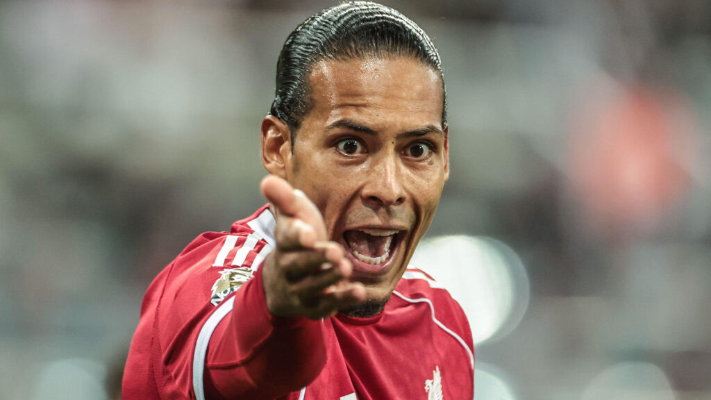Virgil van Dijk från Liverpool reagerar under Premier League-matchen mellan Newcastle United och Liverpool på St. James's Park, Newcastle, Storbritannien, den 25 augusti 2025.