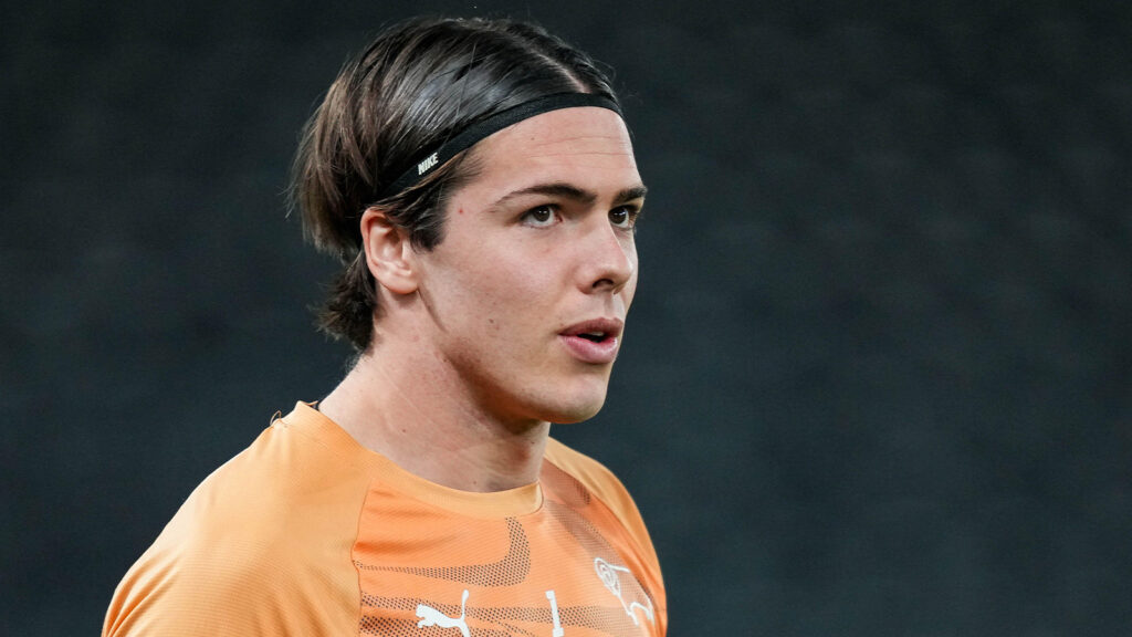 Derby Countys målvakt Jacob Widell Zetterström värmer upp under Sky Bet Championship-matchen mellan Derby County och Millwall på Pride Park Stadium, Derby, Storbritannien, den 10 december 2025.