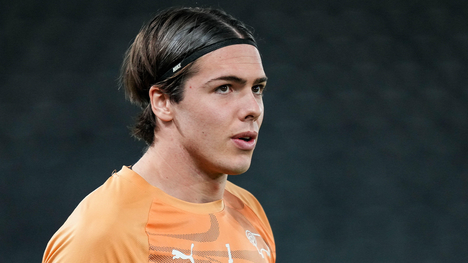 Derby Countys målvakt Jacob Widell Zetterström värmer upp under Sky Bet Championship-matchen mellan Derby County och Millwall på Pride Park Stadium, Derby, Storbritannien, den 10 december 2025.