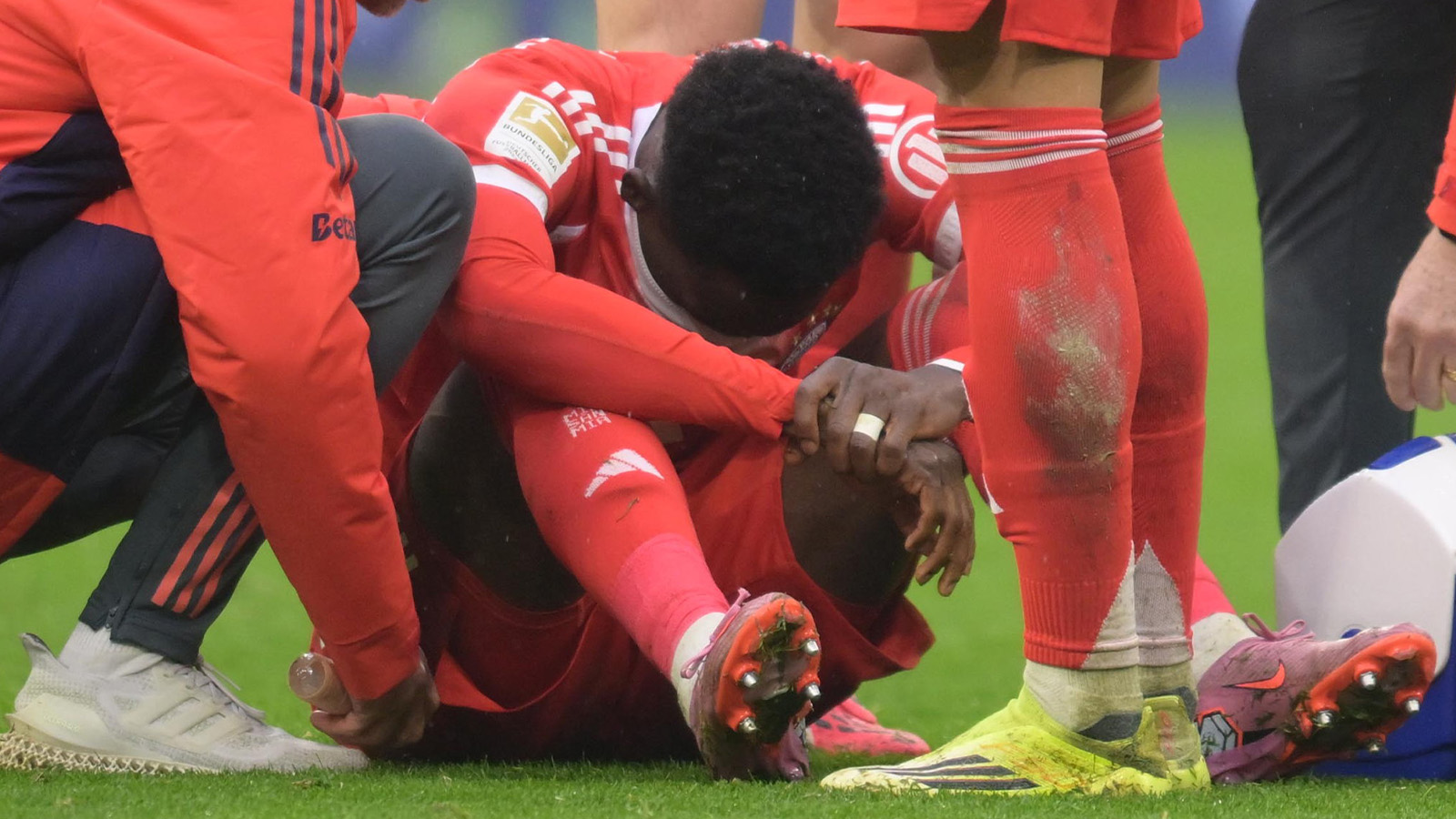 Bayern Münchens smäll: Davies skadad