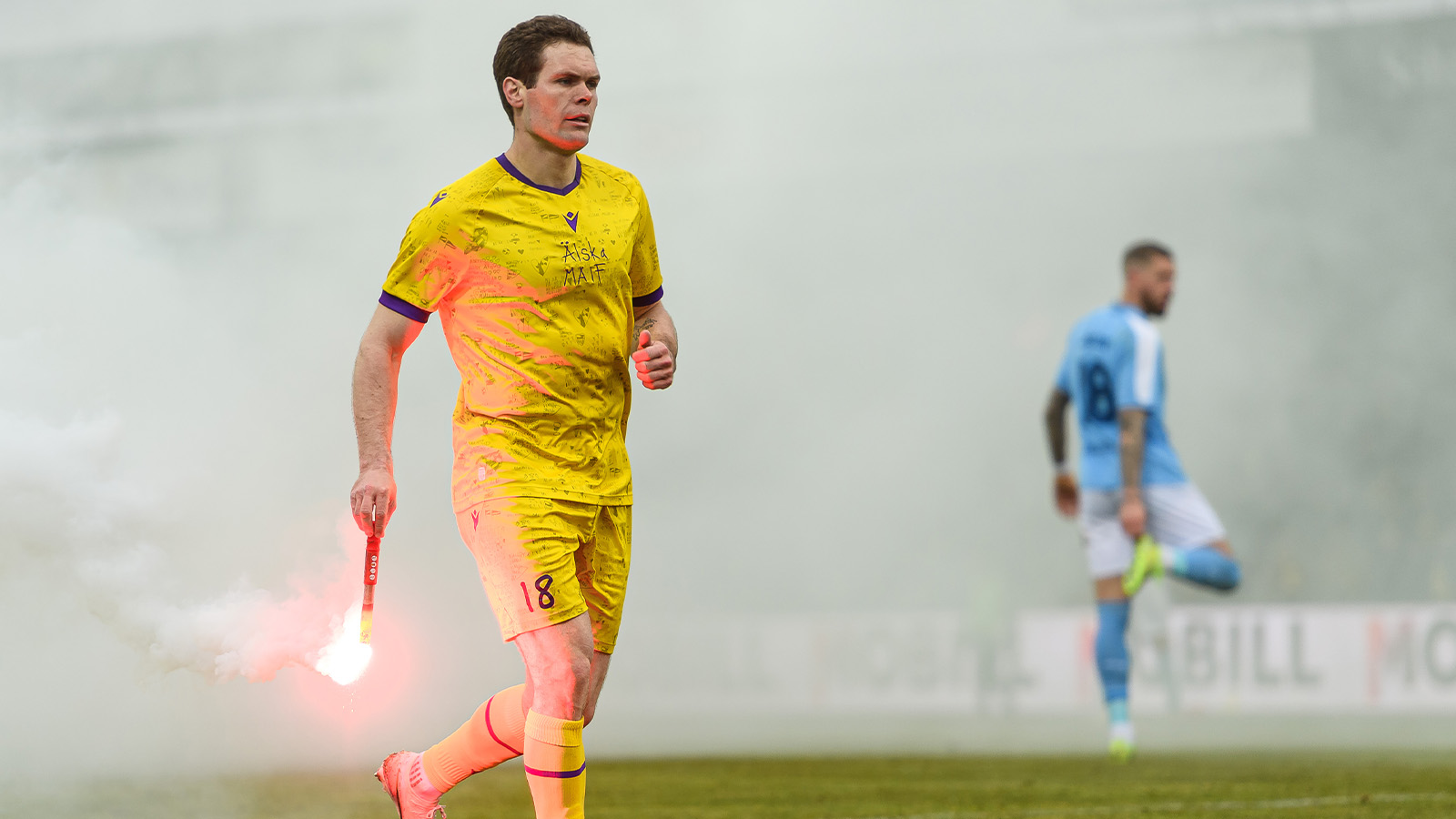 Skandalscener på Strandvallen – inkastade bengaler