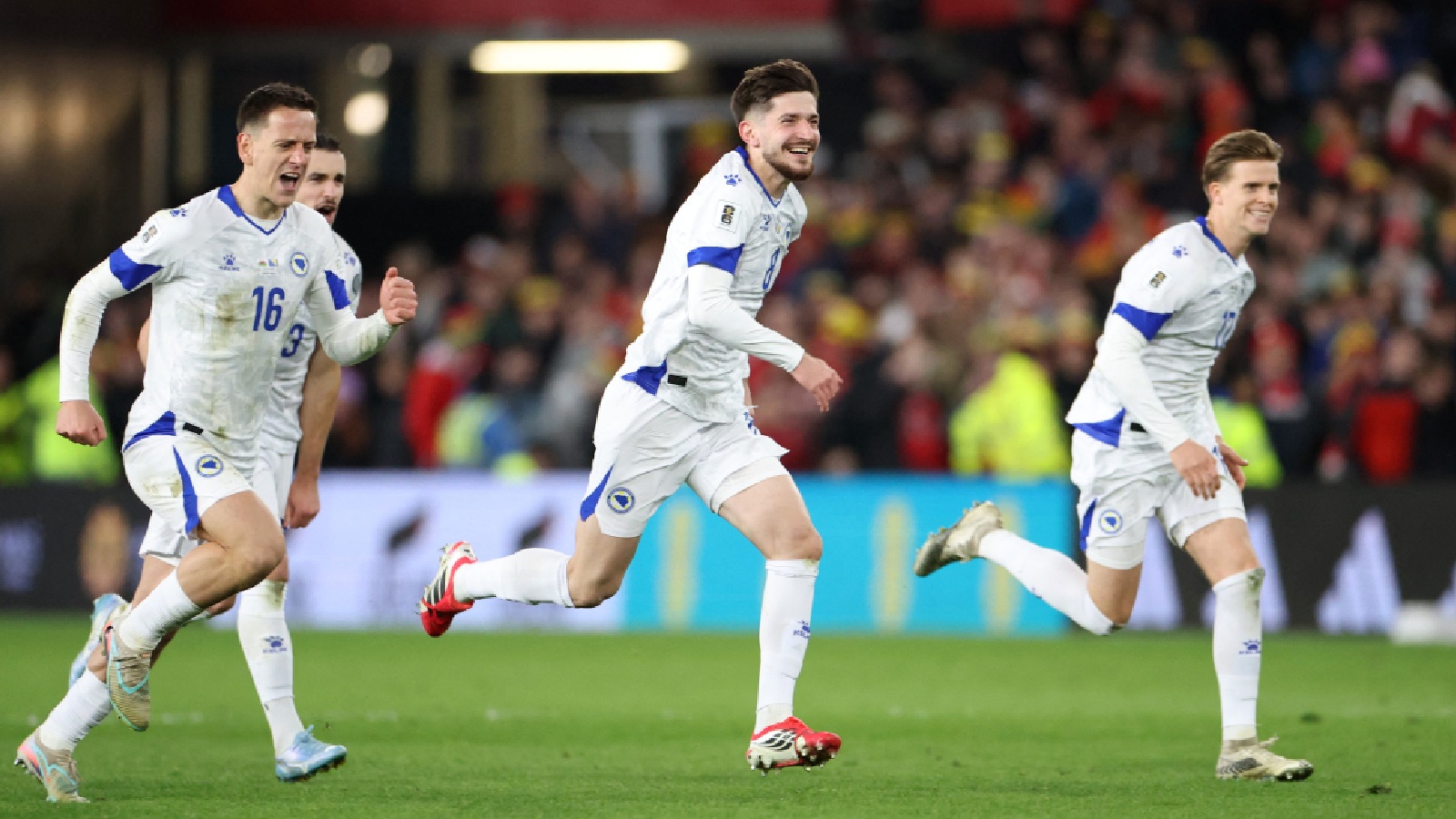 Dubbla svenskar i playoff-final mot Italien efter rysare