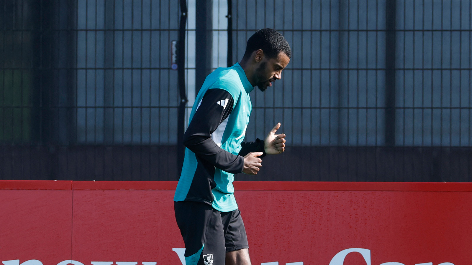 Efter långa frånvaron: Isak tillbaka på träningsplanen