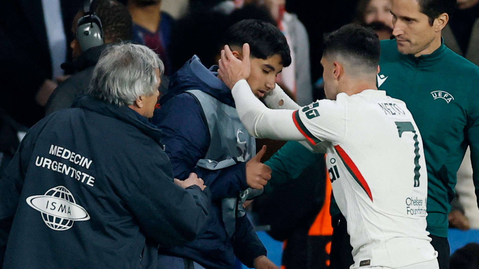 Neto utreds av UEFA efter bollkalle-knuffen