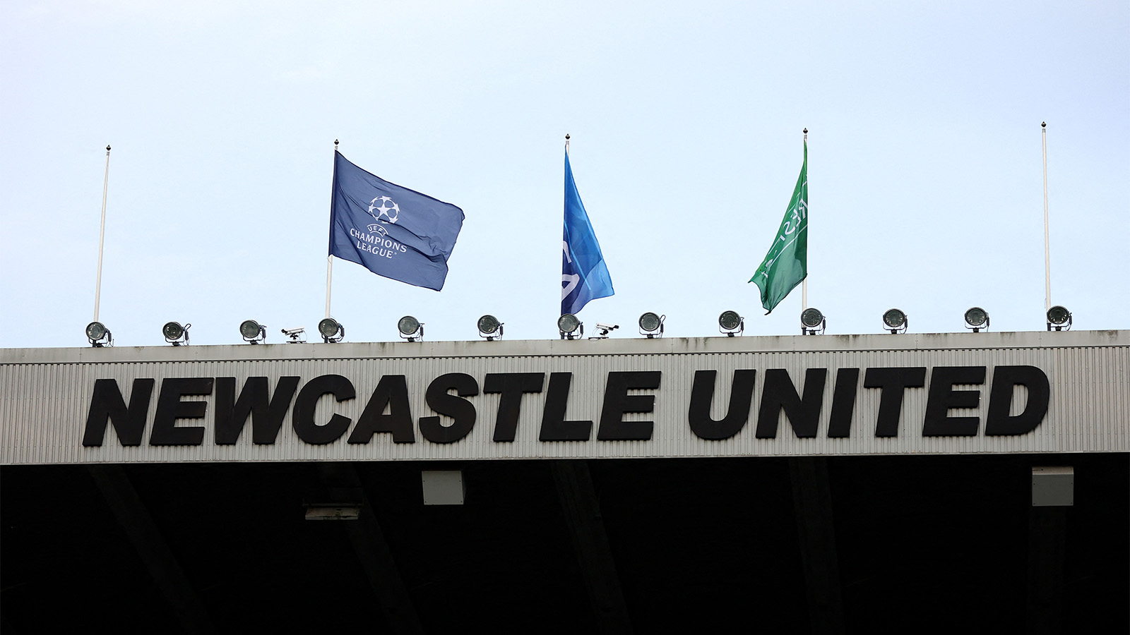 Uppgifter: Newcastle vävar ung ytter