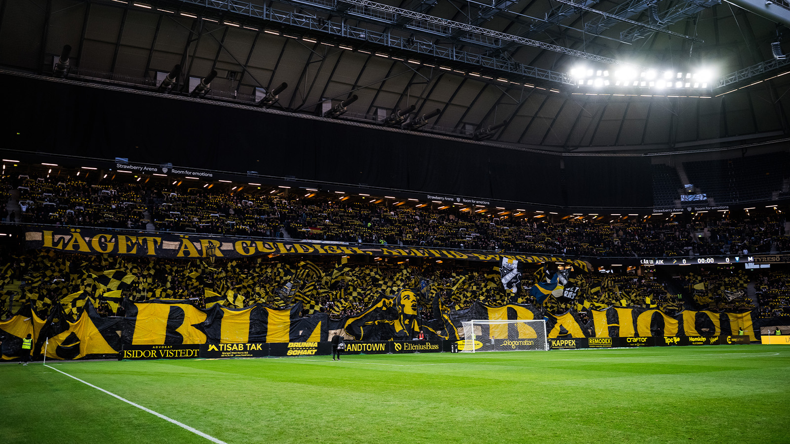 Här hyllar AIK-supportrarna Nabil Bahoui