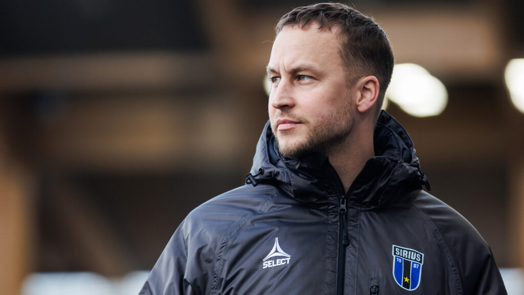 250427 Sirius chef för herrlaget Jonathan Ederström under fotbollsmatchen i Allsvenskan mellan Sirius och Halmstad den 27 april 2025 i Uppsala.