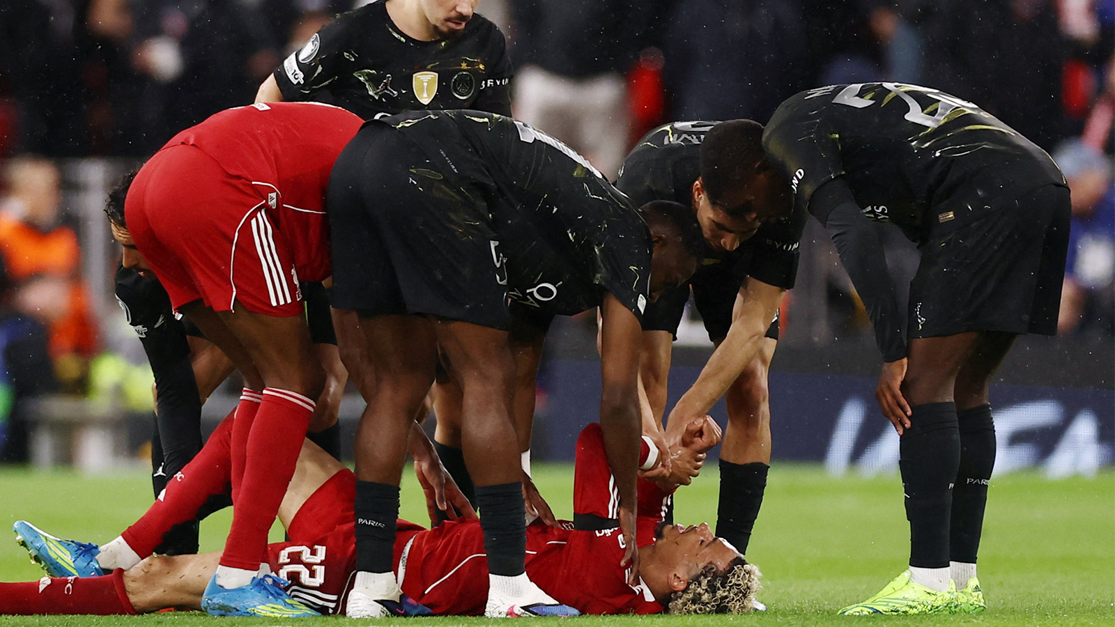 Otäcka bilder – Hugo Ekitiké utburen på bår