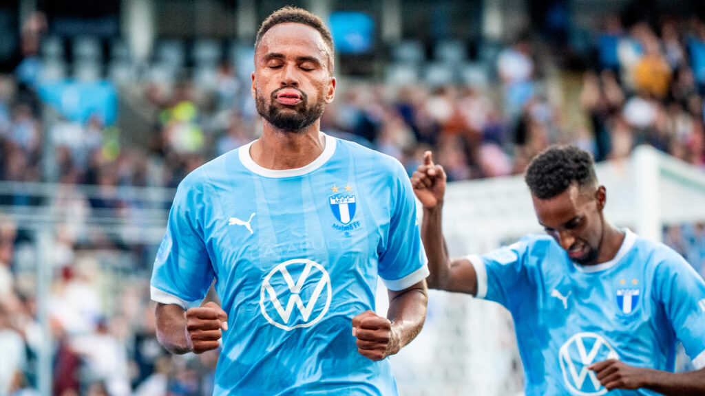 230731 Malmö FFs Isaac Kiese Thelin jublar efter 1-0 under fotbollsmatchen i Allsvenskan mellan Malmö FF och Värnamo den 31 juli 2023 i Malmö.
