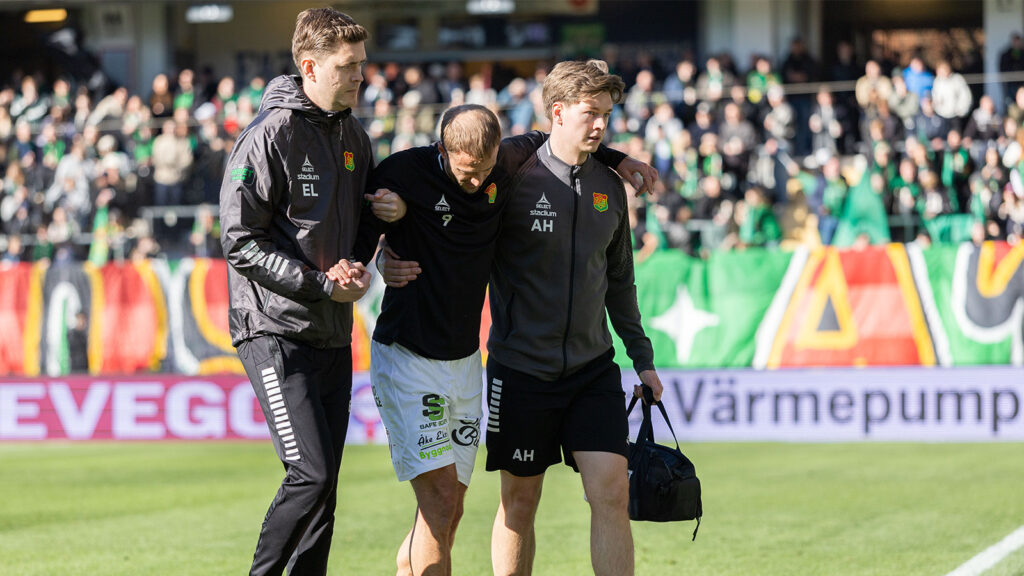 260406 GAIS Gustav Lundgren leds av planen skadad under uppvärmningen inför fotbollsmatchen i Allsvenskan mellan GAIS och Djurgården den 6 april 2026 i Göteborg.
