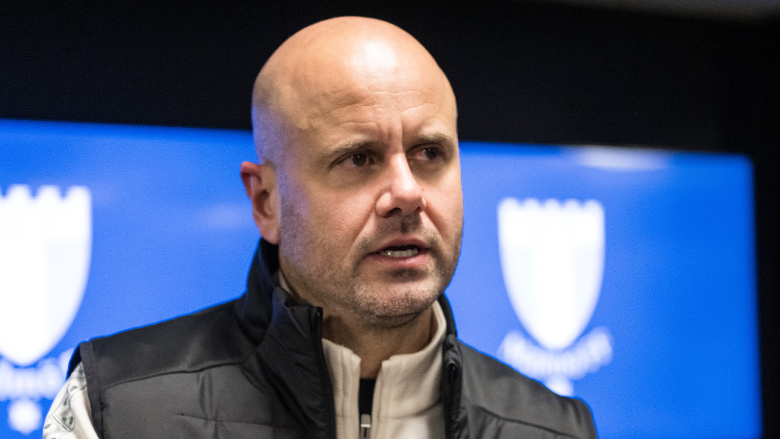 Stannar hos MFF – reser inte till Spanien för rättegången