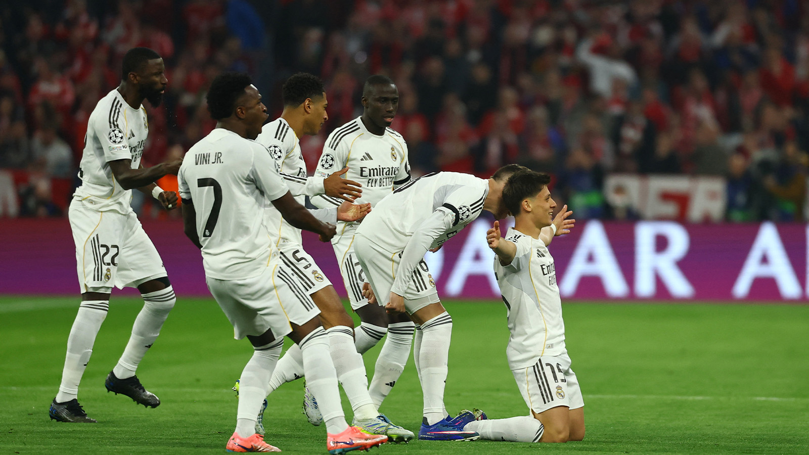 Jättetavla av Neuer i returen