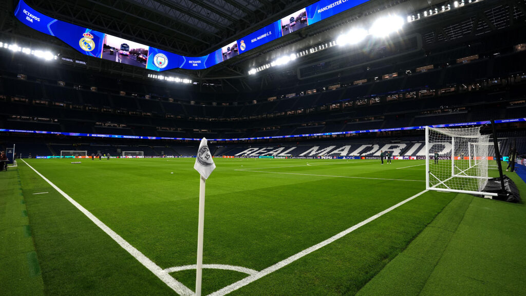 En allmän vy inifrån stadion inför UEFA Champions Leagues åttondelsfinal, första mötet på Bernabeu, Madrid.