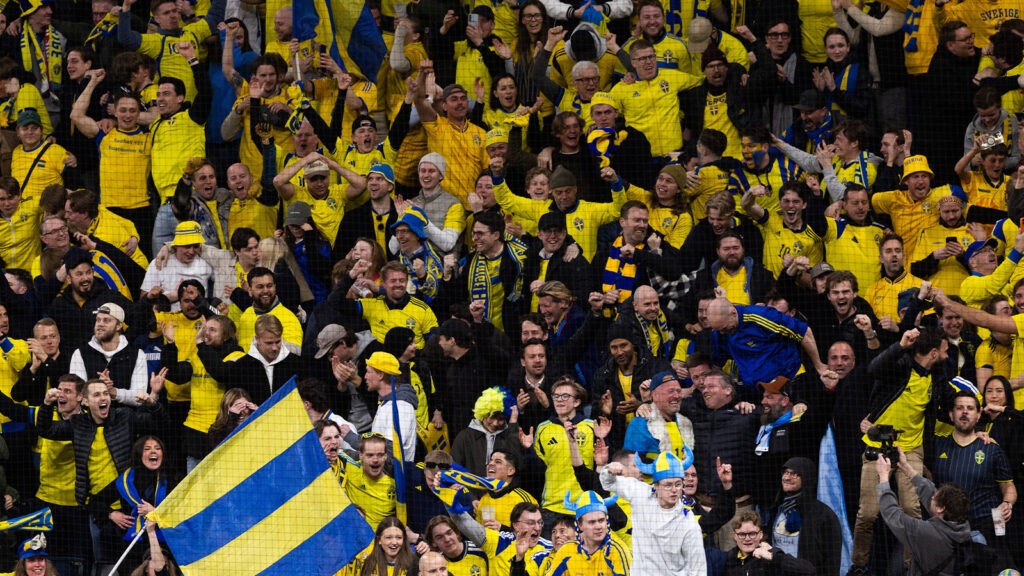 260331 Svenska fans firar efter 1-0 under den avgörande kvalmatchen till FIFA-världsmästerskapet i fotboll mellan Sverige och Polen den 31 mars 2026 i Stockholm.