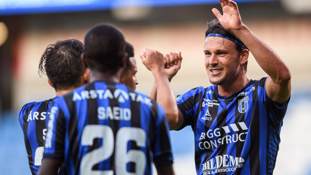 200817 Sirius Stefano Vecchia jublar med lagkamrater efter 1-1 under fotbollsmatchen i Allsvenskan mellan Helsingborg och Sirius den 17 augusti 2020 i Helsingborg.
