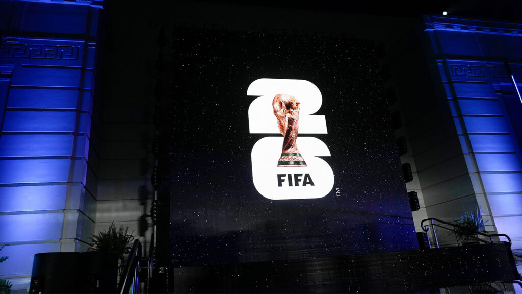 Logotypen för världsmästerskapet 2026 visas på en skärm utanför Griffith Observatory i Los Angeles onsdagen den 17 maj 2023. Ett unikt världsmästerskap 2030 ska spelas i Europa och Afrika, med det överraskande tillägget av Sydamerika, som en del av en överenskommelse för att låta herrfotbollsturneringen börja med ett 100-årskalas i Uruguay.