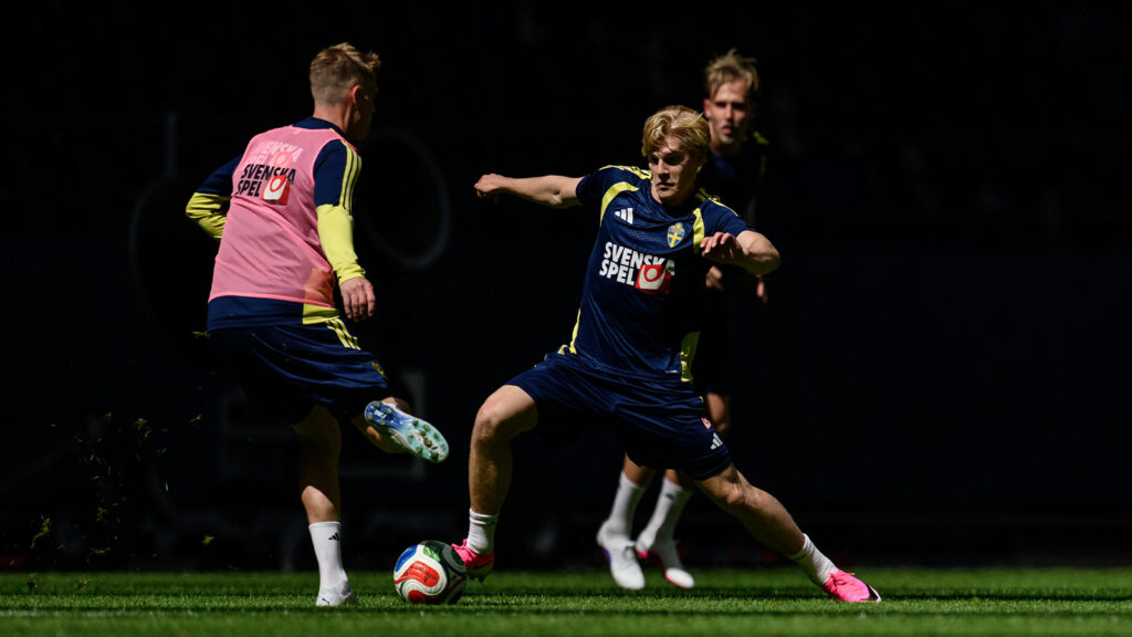 Lucas Bergvall från Swedens herrlandslag i fotboll under en träningssession den 28 maj 2026 i Stockholm.

