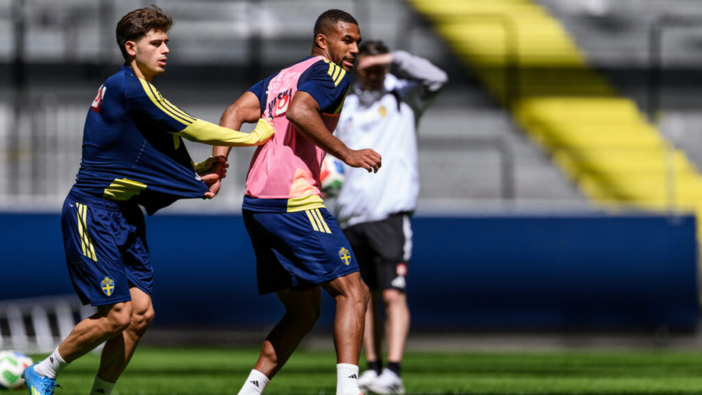 Besfort Zeneli och Isak Hien från Swedens herrlandslag i fotboll under en träningssession den 28 maj 2026 i Stockholm.

