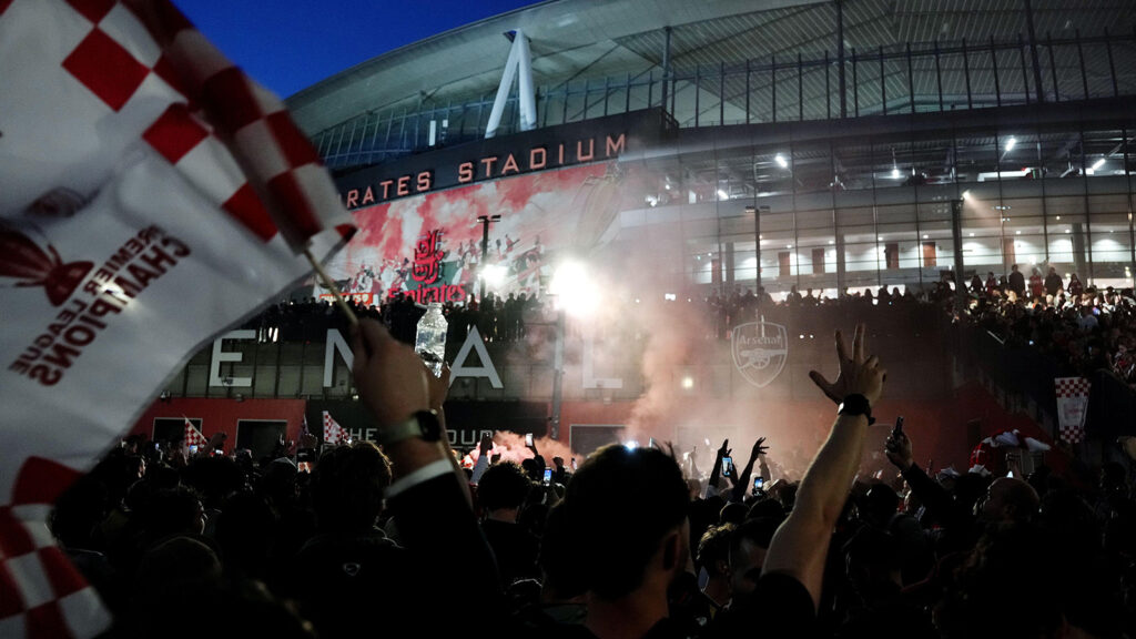 Arsenals supportrar firar på Emirates Stadium i London. Arsenal säkrade Premier League-titeln för första gången på 22 år efter att Manchester City spelat 1–1 borta mot Bournemouth. Bilddatum: tisdag 19 maj 2026.
