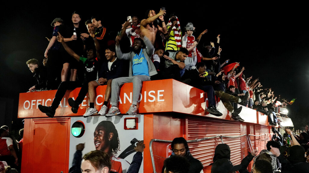 Arsenals supportrar firar på Emirates Stadium i London. Arsenal säkrade Premier League-titeln för första gången på 22 år efter att Manchester City spelat 1–1 borta mot Bournemouth. Bilddatum: tisdag 19 maj 2026.
