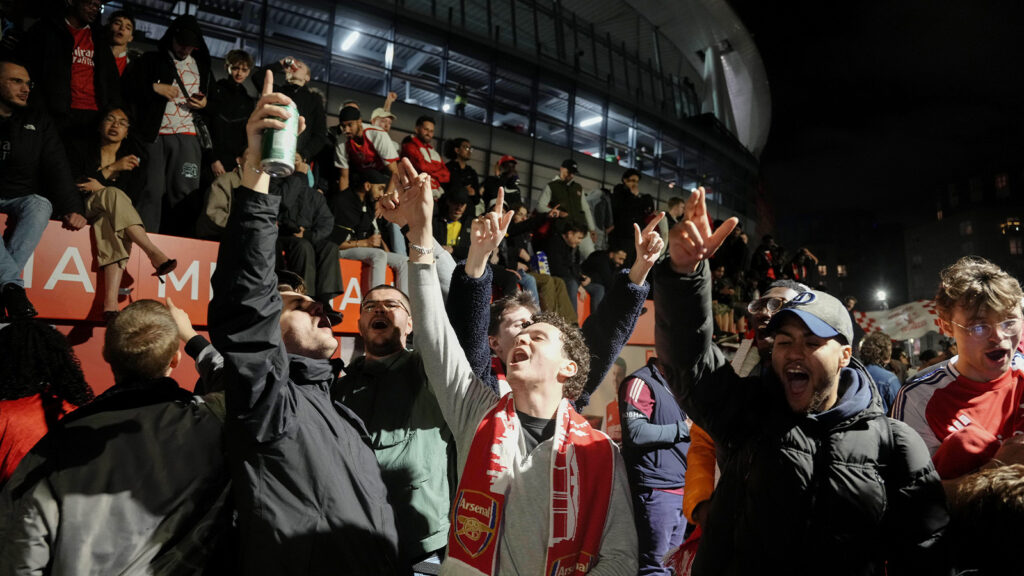 Arsenals supportrar firar på Emirates Stadium i London. Arsenal säkrade Premier League-titeln för första gången på 22 år efter att Manchester City spelat 1–1 borta mot Bournemouth. Bilddatum: tisdag 19 maj 2026.
