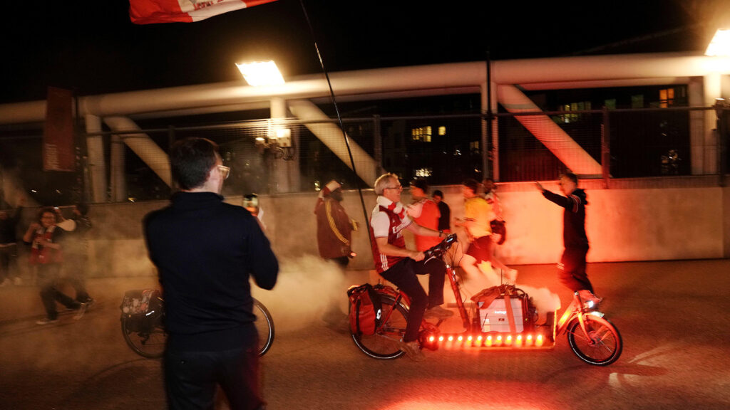 Arsenals supportrar firar på Emirates Stadium i London. Arsenal säkrade Premier League-titeln för första gången på 22 år efter att Manchester City spelat 1–1 borta mot Bournemouth. Bilddatum: tisdag 19 maj 2026.
