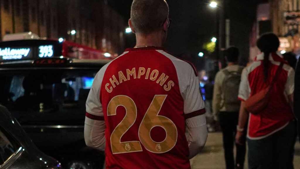 Arsenals supportrar firar på Emirates Stadium i London. Arsenal säkrade Premier League-titeln för första gången på 22 år efter att Manchester City spelat 1–1 borta mot Bournemouth. Bilddatum: tisdag 19 maj 2026.

