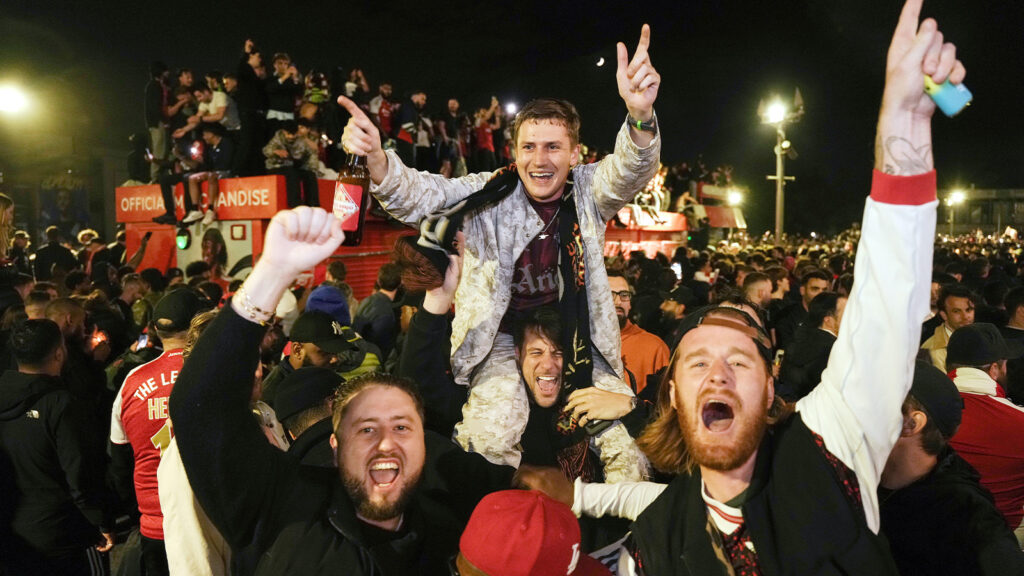Arsenals supportrar firar på Emirates Stadium i London. Arsenal säkrade Premier League-titeln för första gången på 22 år efter att Manchester City spelat 1–1 borta mot Bournemouth. Bilddatum: tisdag 19 maj 2026.
