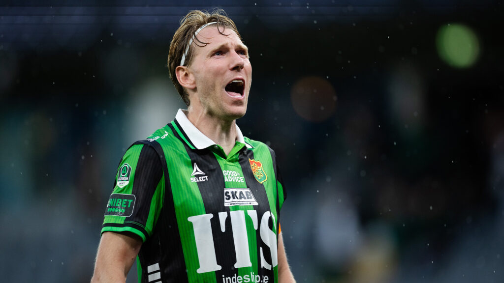 GAIS August Wängberg håller i segersång framför klacken efter fotbollsmatchen i Allsvenskan mellan GAIS och Hammarby den 20 maj 2026 i Göteborg.