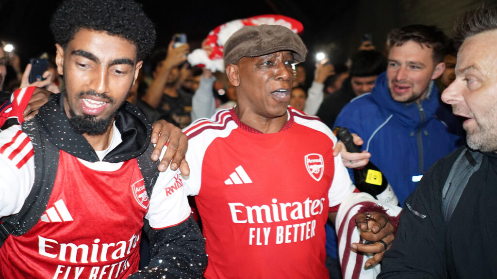 Arsenals supportrar firar på Emirates Stadium i London. Arsenal säkrade Premier League-titeln för första gången på 22 år efter att Manchester City spelat 1–1 borta mot Bournemouth. Bilddatum: tisdag 19 maj 2026.
