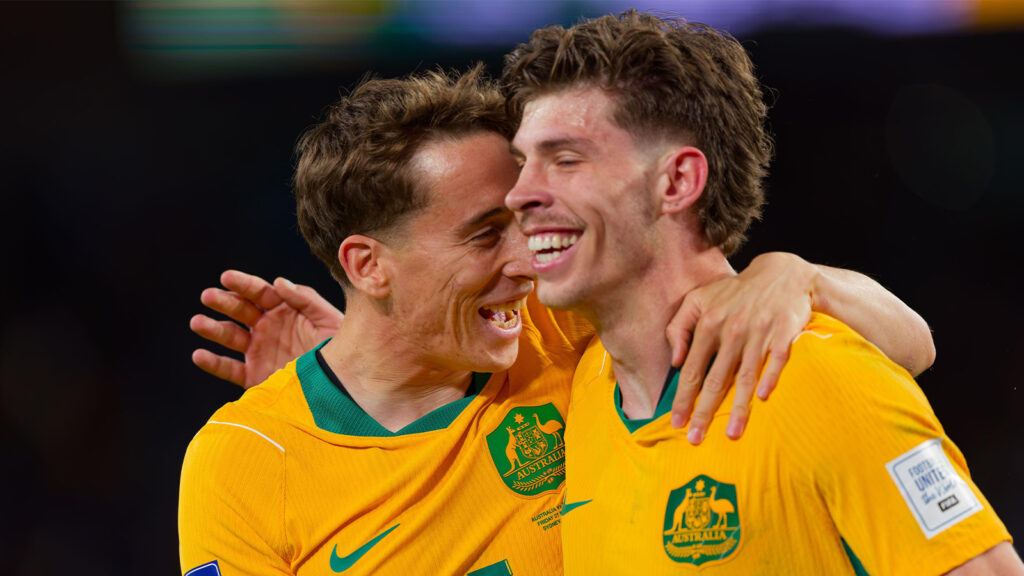 Kai Trewin och Jordan Bos från Australia firar efter ett mål under matchen i FIFA Series 2026 mellan Australia och Cameroon på Accor Stadium.