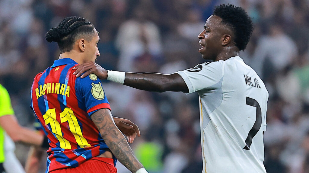 Fotboll, Supercupen. Fotboll – Spanska supercupen – Final – FC Barcelona mot Real Madrid – King Abdullah Sports City Stadium, Jeddah, Saudiarabien – 11 januari 2026. FC Barcelonas Raphinha tillsammans med Real Madrids Vinícius Júnior.