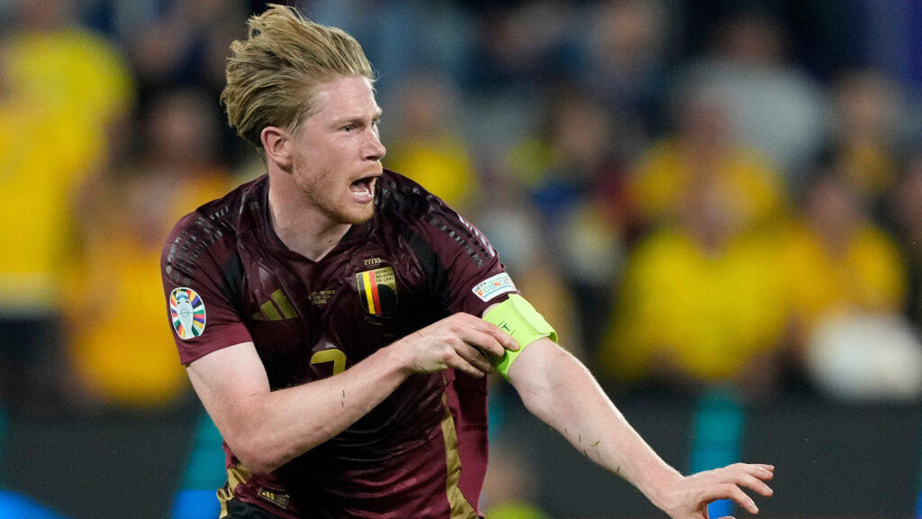 ARKIVBILD – Kevin De Bruyne från Belgium firar efter att ha gjort lagets andra mål under grupp E-matchen mellan Belgium och Romania i UEFA Euro 2024 i Cologne, Tyskland, lördagen den 22 juni 2024. (AP Photo/Martin Meissner, arkivbild)