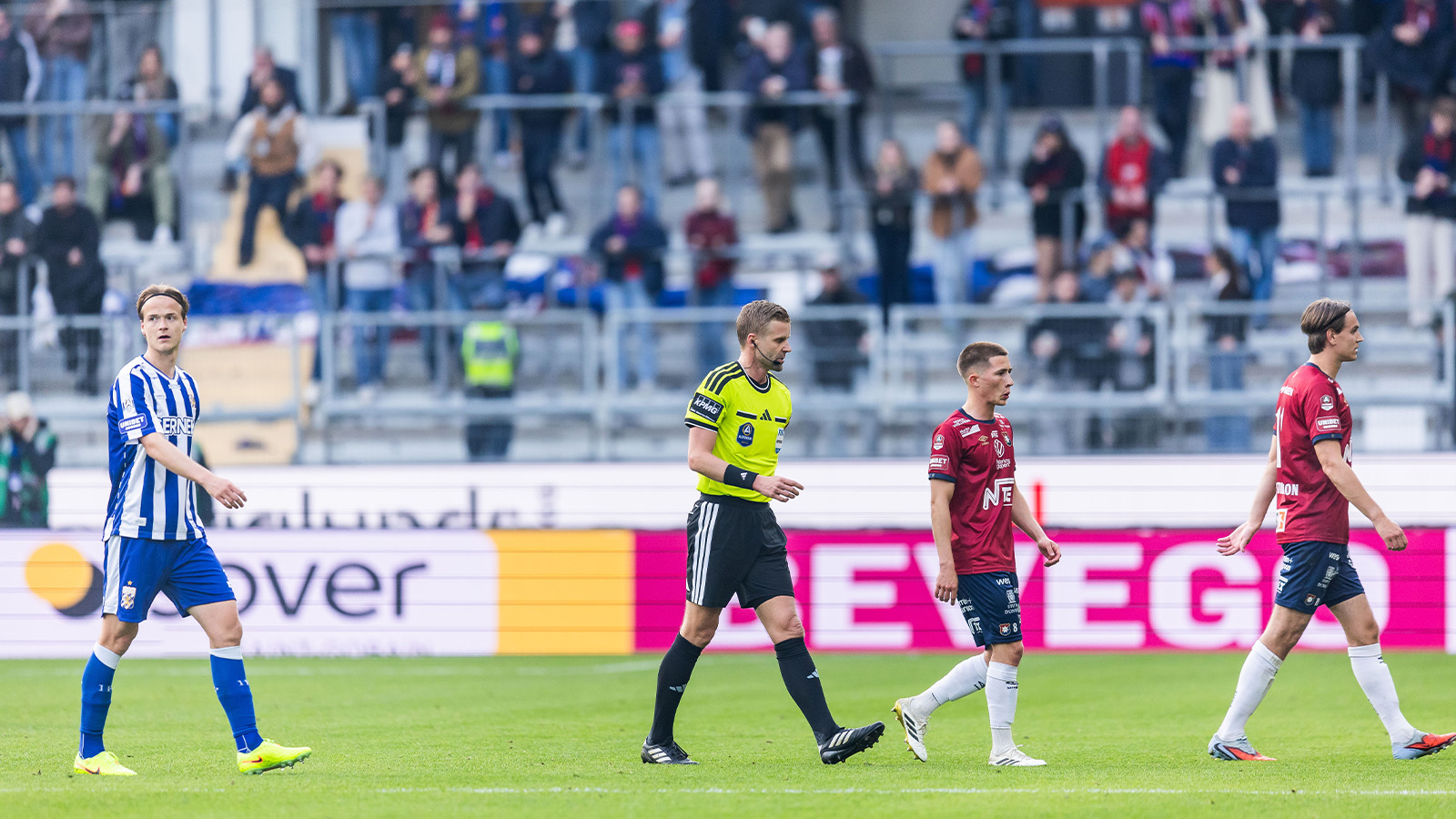 JUST NU: Derbyt avbryts – brand på läktaren