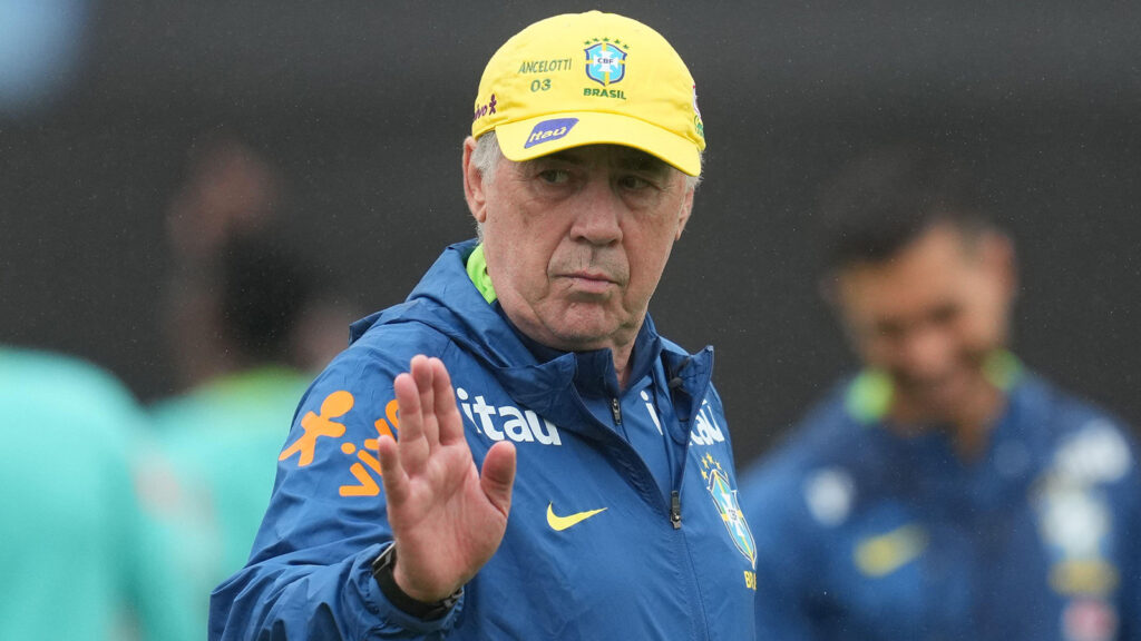 ARKIVBILD – Carlo Ancelotti, förbundskapten för Brazil, gestikulerar under en träning inför en internationell träningsmatch mot South Korea i Goyang, Sydkorea, tisdagen den 7 oktober 2025. (AP Photo/Lee Jin-man, arkivbild)
