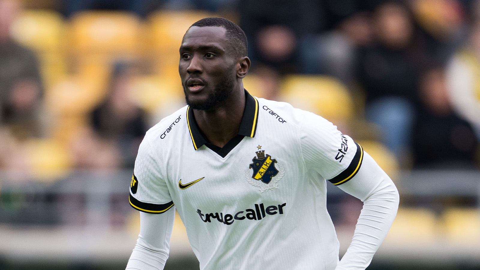 JUST NU: AIK-stjärnan utburen på bår mot Västerås