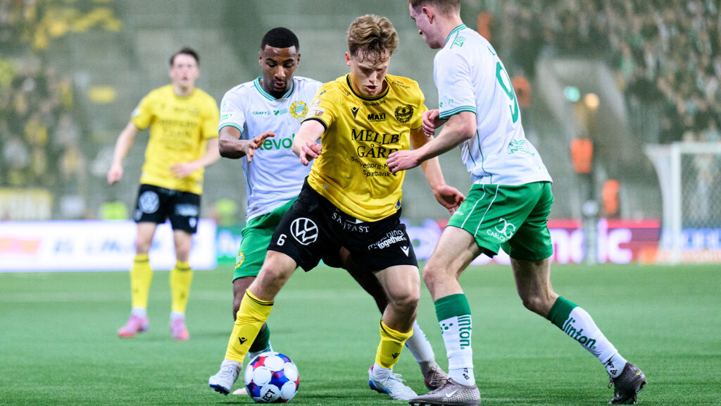 Hammarbys Paulos Abraham och Victor Stange Lind och Mjällbys Ludwig Malachowski Thorell under fotbollsmatchen i Allsvenskan mellan Hammarby och Mjällby den 4 april 2026 i Stockholm.

