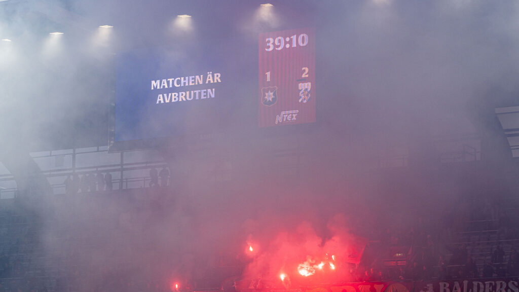 Örgrytes supportrar efter att matchen blivit avbruten under fotbollsmatchen i Allsvenskan mellan Örgryte och IFK Göteborg den 18 maj 2026 i Göteborg.

