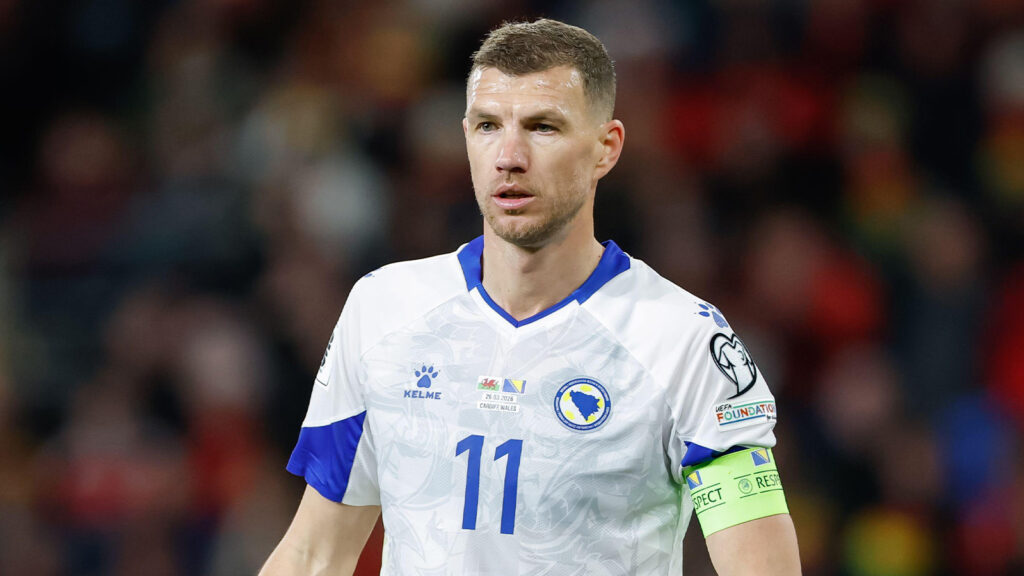 Cardiff, Storbritannien. 26 mars 2026. Edin Džeko från Bosnia and Herzegovina under semifinalen i det europeiska playoff-kvalet till FIFA World Cup qualification mellan Wales och Bosnia and Herzegovina på Cardiff City Stadium i Cardiff. Bildkälla: Cody Froggatt/Sportimage. Källa: Sportimage Ltd/Alamy Live News
