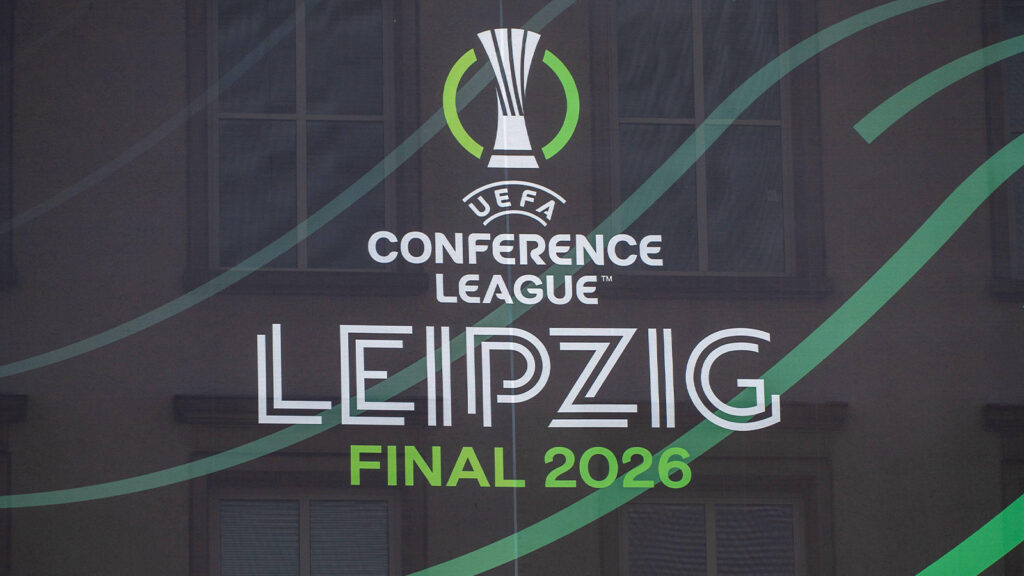 Leipzig – Inför finalen i UEFA Conference League: ombyggnadsarbeten på Red Bull Arena pågår. 24.05.2026, Leipzig, Am Sportforum, Red Bull Arena: Tre dagar före finalmatchen i Conference League mellan Crystal Palace FC och Rayo Vallecano i Leipzig genomförde personal på Red Bull Arena ytterligare förberedelser runt fotbollsstadion. Under pingsthelgen sattes bland annat vägvisningsskyltar och banderoller upp, liksom avspärrningar vid besöksentréerna och bilinfarten till arenan. Inför mötet mellan den engelska och den spanska klubben lyser d…